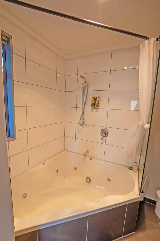 One Bedroom Spa Suite Gallery 3